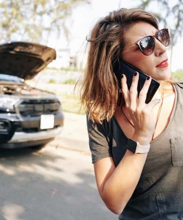 woman-calling-to-car-insurance-DNNR5RW